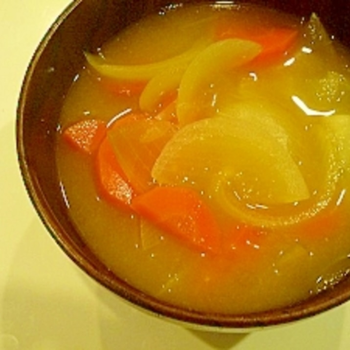 タマネギとにんじんの味噌汁